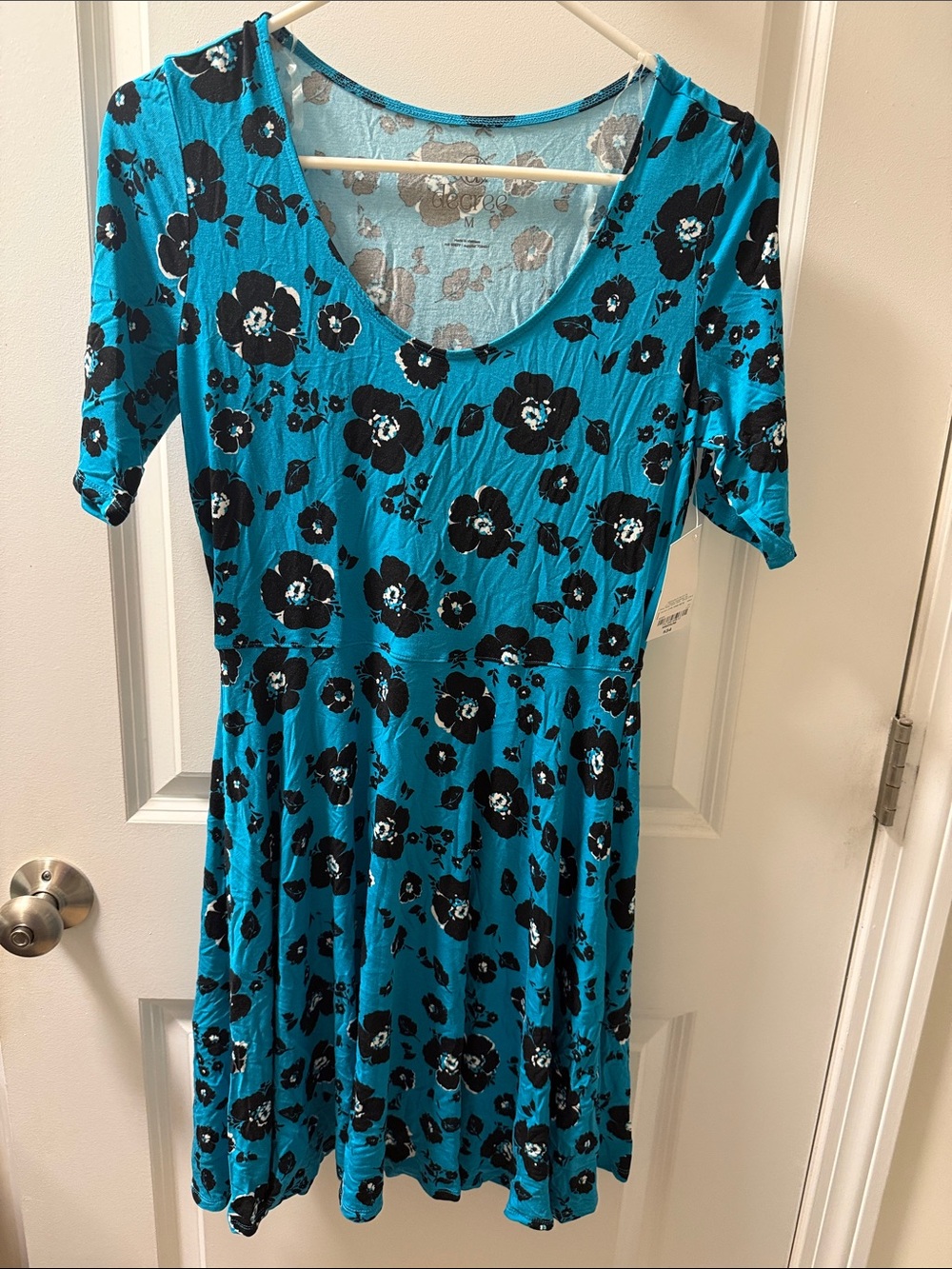 New with tags Women’s Teal Floral Scoop Neck Dress